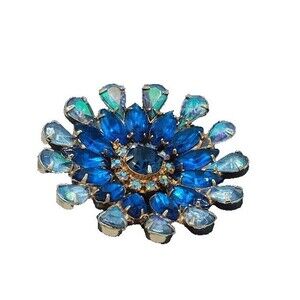 Vintage Gorgeous 60's D&E Shades of Blue Rhinestones Gold Tone Brooch Pin